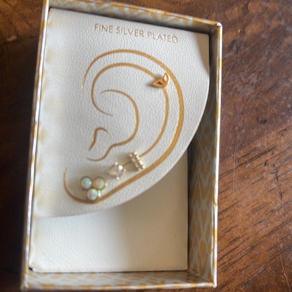 Nordstrom Ear cuff silver plated 4 single earrings new in box - Picture 2 of 3